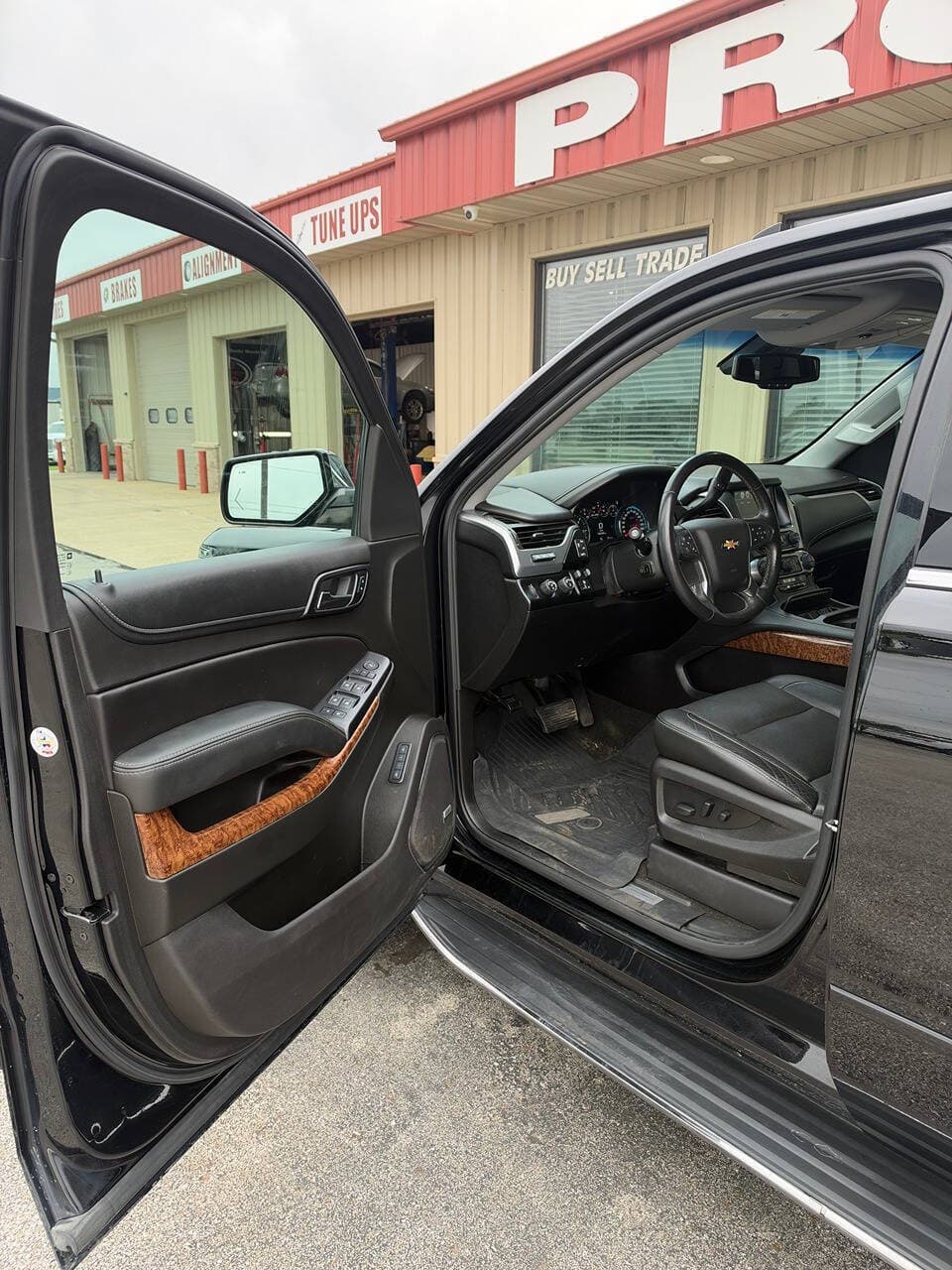 2018 Chevrolet Suburban — photo 6 of 18