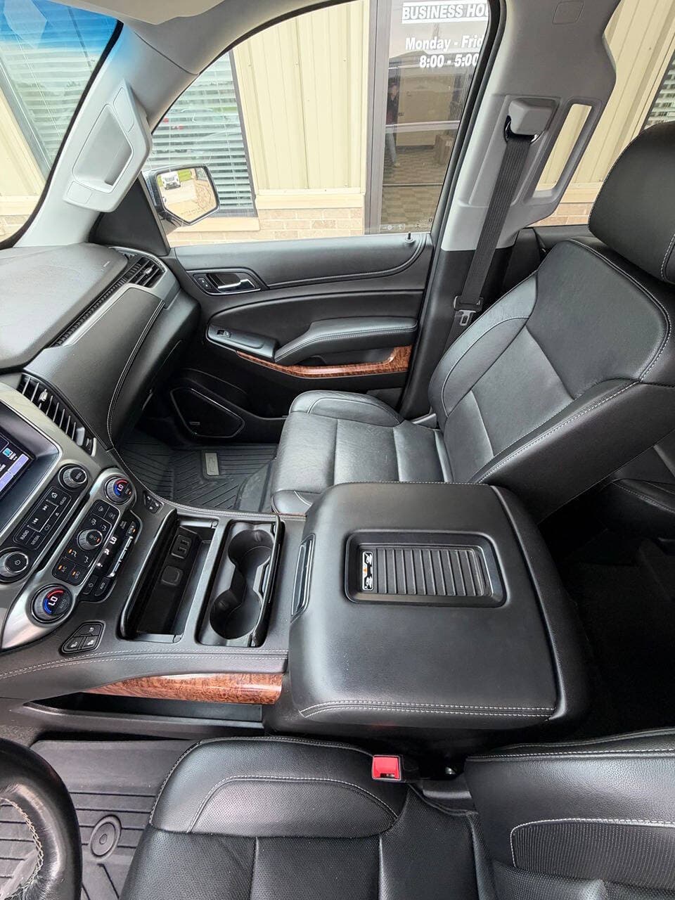 2018 Chevrolet Suburban — photo 10 of 18