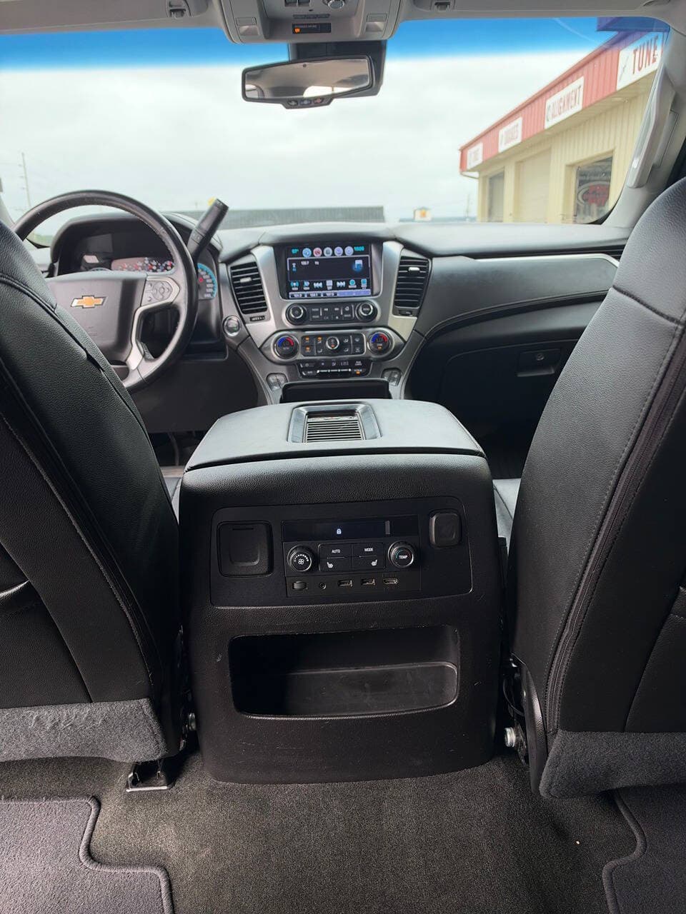2018 Chevrolet Suburban — photo 15 of 18