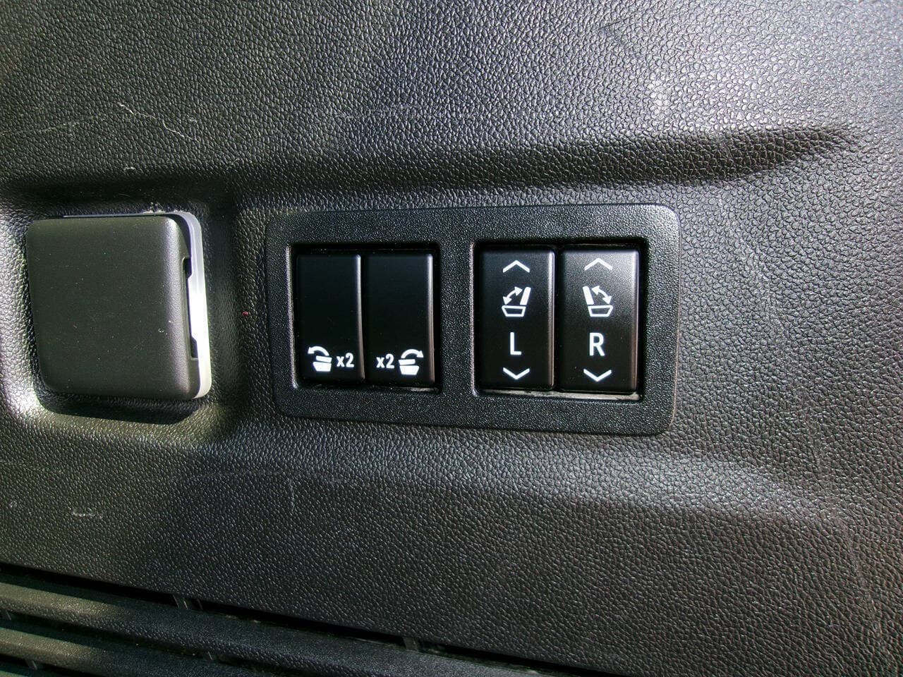 2022 GMC Yukon XL — photo 22 of 27