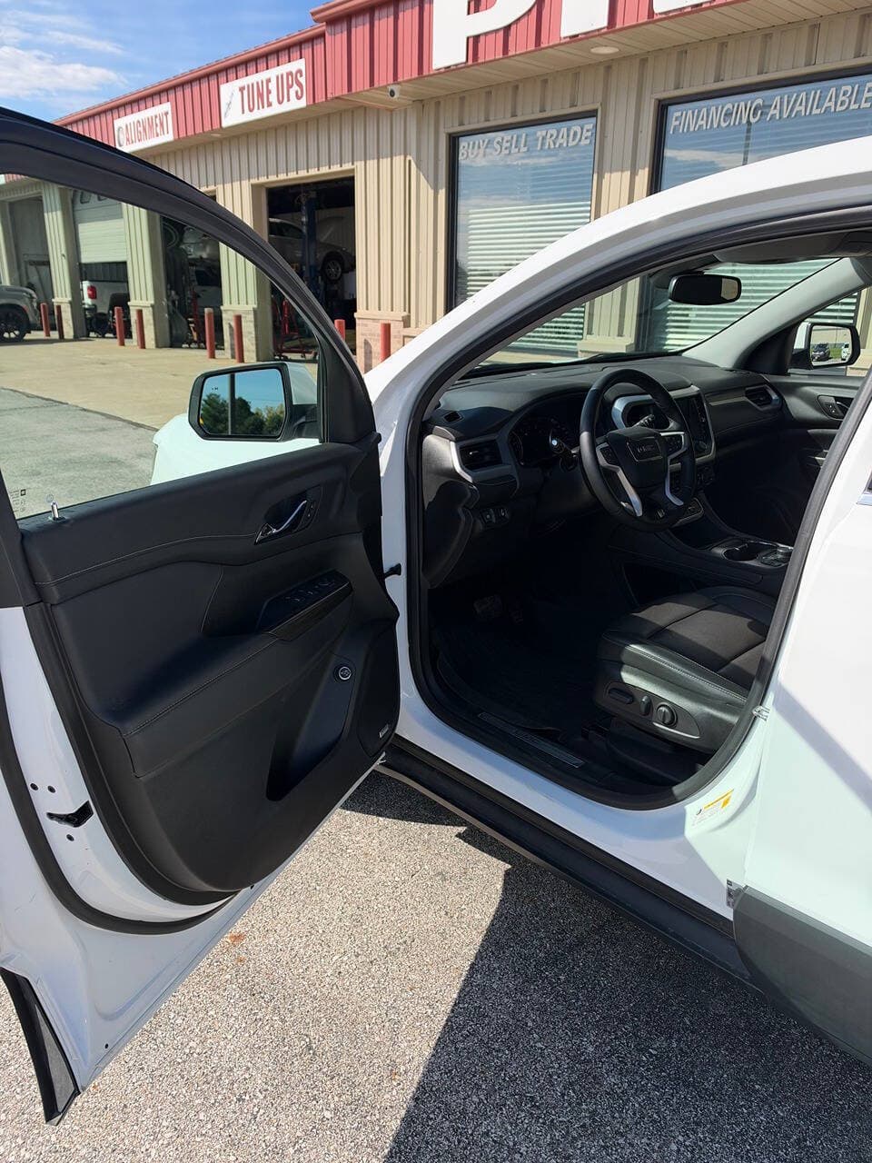 2023 GMC Acadia — photo 5 of 16