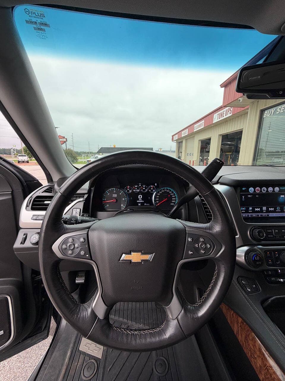 2018 Chevrolet Suburban — photo 9 of 18