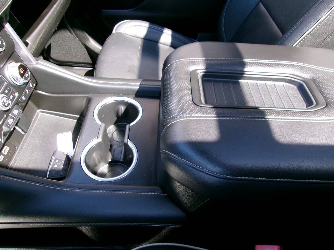2022 GMC Yukon XL — photo 16 of 27