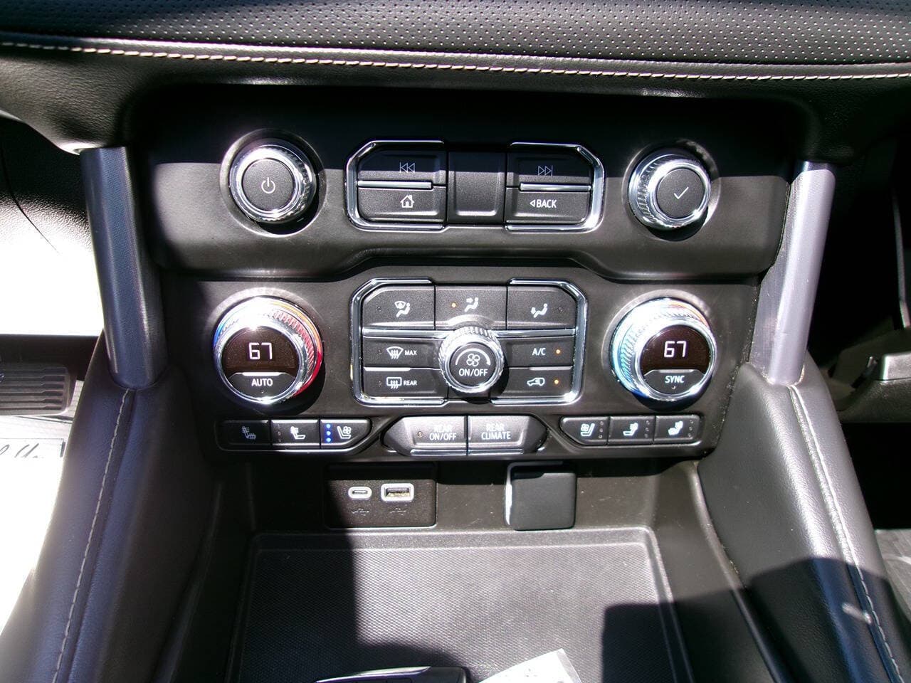 2022 GMC Yukon XL — photo 15 of 27