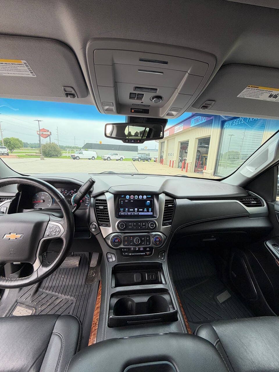 2018 Chevrolet Suburban — photo 8 of 18